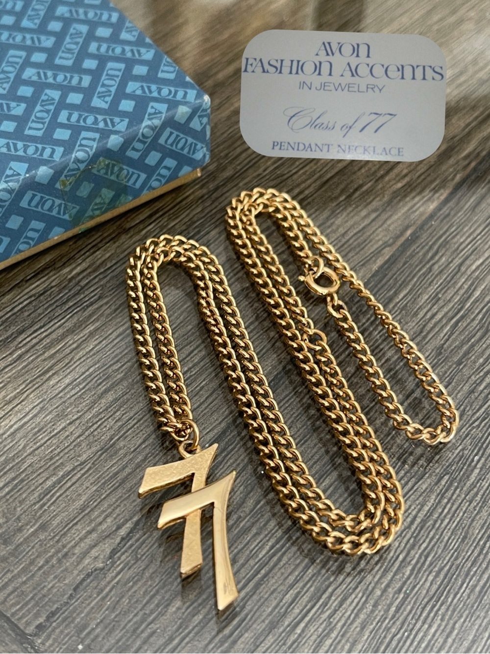 VINTAGE AVON CLASS OF YEAR 77 PENDANT NECKLACE GOLD TONE 1977